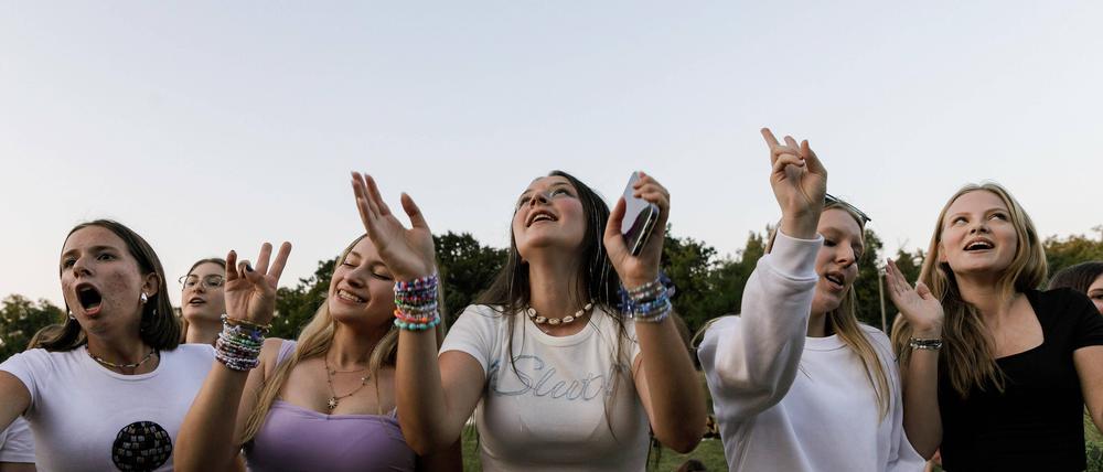 Die Fans von Taylor Swift singen und tanzen vor dem Nationalstadion in Warschau, wo das erste von drei Konzerten in Polen im Rahmen der Eras Tour stattfindet.