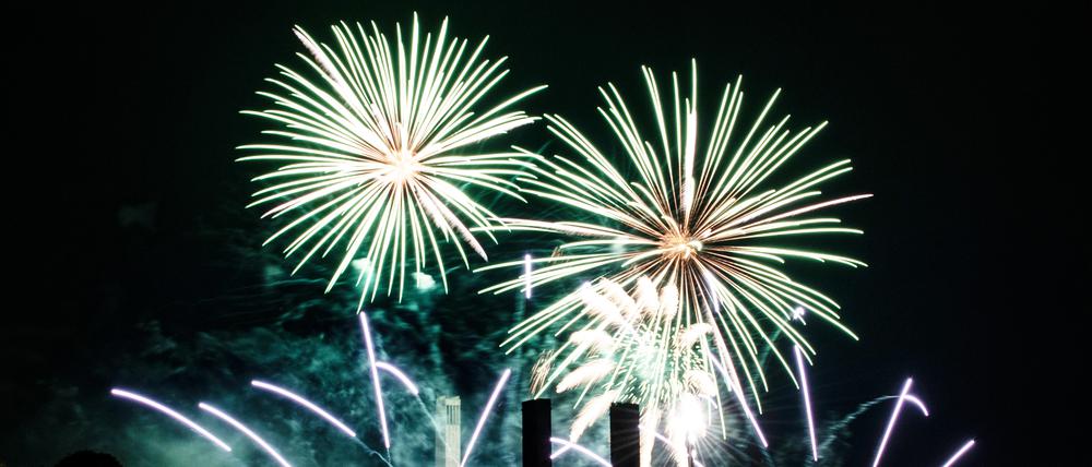 Feuerwerk ist zum Start der Pyronale am Abendhimmel über Berlin zu sehen. +++ dpa-Bildfunk +++