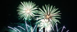 Feuerwerk ist zum Start der Pyronale am Abendhimmel über Berlin zu sehen. +++ dpa-Bildfunk +++