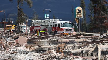 Ort Jasper im kanadischen Teil der Rocky Mountains, der kürzlich von einem Waldbrand zur Hälfte zerstört wurde