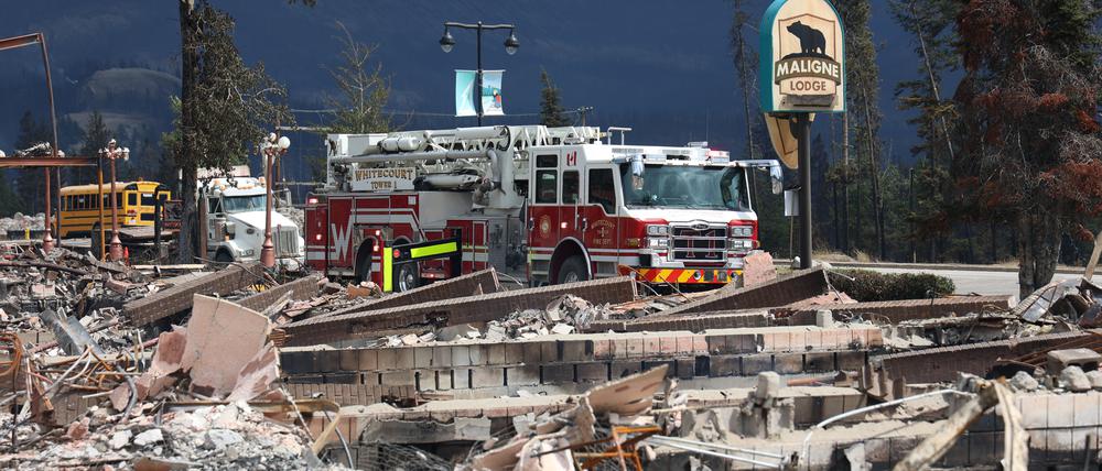 Ort Jasper im kanadischen Teil der Rocky Mountains, der kürzlich von einem Waldbrand zur Hälfte zerstört wurde