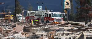Ort Jasper im kanadischen Teil der Rocky Mountains, der kürzlich von einem Waldbrand zur Hälfte zerstört wurde