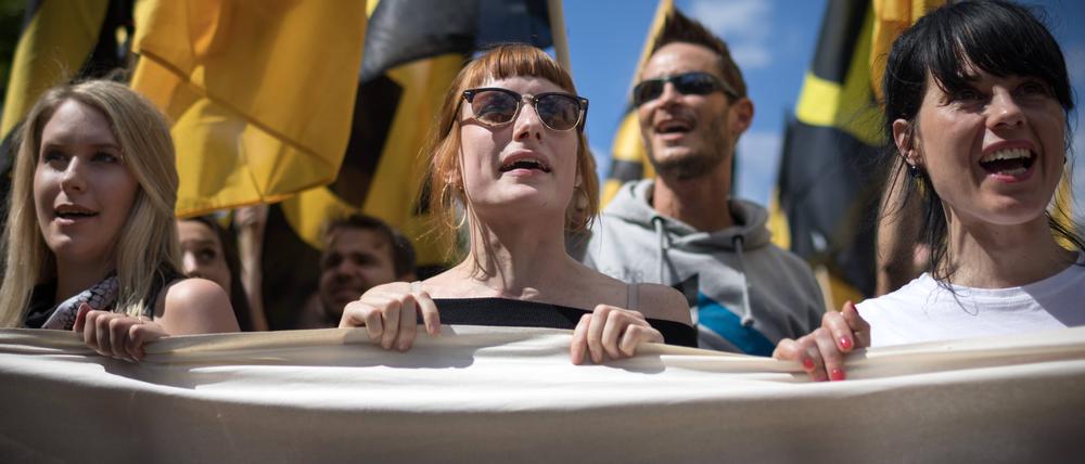 Junge Frauen bei einer Demonstration der Identitären Bewegung in Berlin