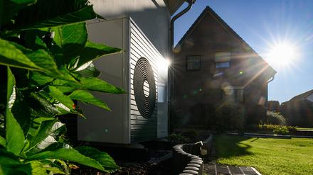 Wärmepumpe an einem Wohnhaus