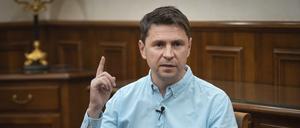 25.07.2024, Ukraine, Kiew: Der ukrainische Präsidentenberater Mychajlo Podoljak spricht mit The Associated Press.