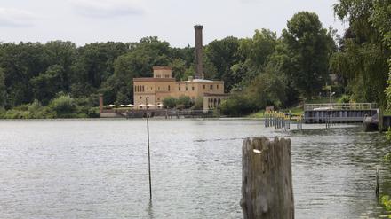 Spaziergang am Jungfernsee mit Blick auf das Ausflugsziel Meierei im Neuen Garten.