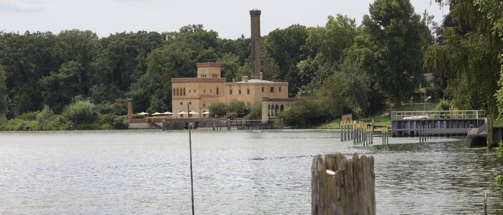 Spaziergang am Jungfernsee mit Blick auf das Ausflugsziel Meierei im Neuen Garten.