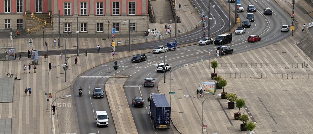 Blick auf Lustgarten, Breite Straße und Filmmuseum Potsdam mit viel Beton- und Asphaltfläche.