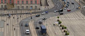 Blick auf Lustgarten, Breite Straße und Filmmuseum Potsdam mit viel Beton- und Asphaltfläche.
