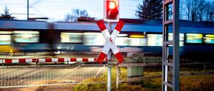 Geschlossene Schranken an einem Bahnübergang.