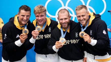 Die Goldmedaille als neuer Schmuck: Der Kajak-Vierer der Männer um Tom Liebscher-Lucz, Jacob Schopf, Max Lemke, Max Rendschmidt (v. l.).