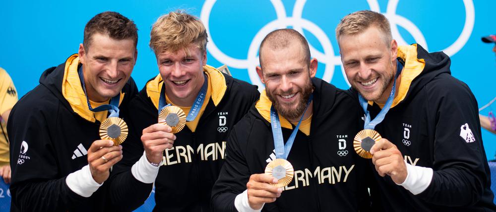 Die Goldmedaille als neuer Schmuck: Der Kajak-Vierer der Männer um Tom Liebscher-Lucz, Jacob Schopf, Max Lemke, Max Rendschmidt (v. l.).