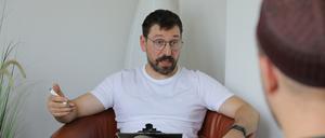 Der Potsdamer Psychotherapeut Anatol Bräunig klärt auf Instagram über psychische Gesundheit auf, 12.700 Menschen folgen ihm dort.