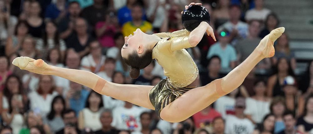 Deutschlands Darja Varfolomeev in Aktion mit dem Ball.