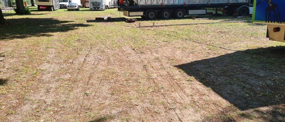 Fotos mit den Spuren, die LKW auf den Wiesen beim Hafenfest Tegel 2024 hinterlassen haben.