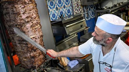 Um den Spieß geht’s: Nach dem Willen eines türkischen Verbands soll die Dönerherstellung künftig klar reglementiert werden. 