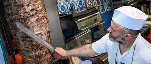 Um den Spieß geht’s: Nach dem Willen eines türkischen Verbands soll die Dönerherstellung künftig klar reglementiert werden.