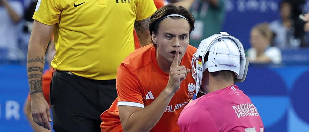 Duco Telgenkamp besiegelt den niederländischen Olympiasieg – und legt danach seinen Zeigefinger an den Mund.