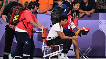 Malaika Mihambo musste schwer angeschlagen aus dem Stadion geführt werden.