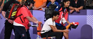 Malaika Mihambo musste schwer angeschlagen aus dem Stadion geführt werden.