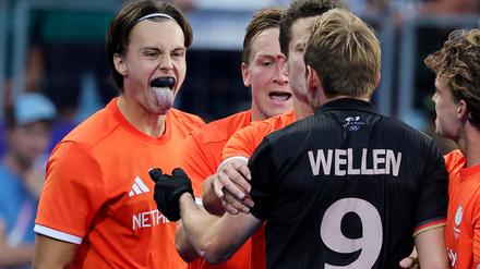 Niklas Wellen (r) diskutiert mit Duco Telgenkamp (l) aus den Niederlanden nach dem Penaltyschießen. Die Niederlande hat gewonnen.