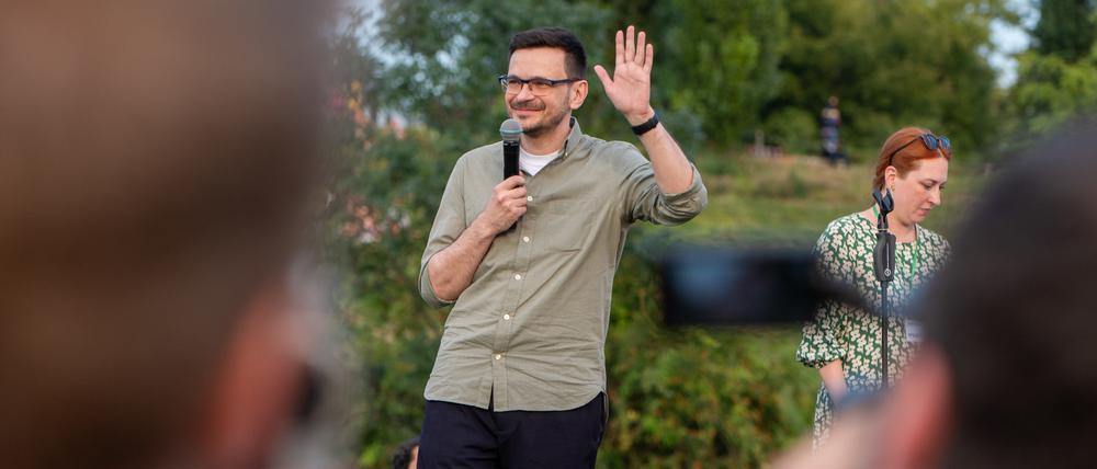 Ilja Jaschin vor Hunderten Menschen im Berliner Mauerpark