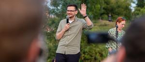 Ilja Jaschin vor Hunderten Menschen im Berliner Mauerpark