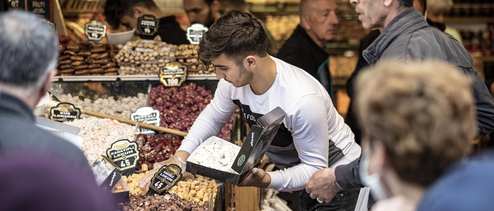 In der Türkei hat sich der Anstieg der Verbraucherpreise im Februar weiter verlangsamt. 