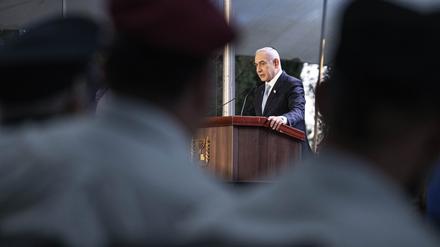 Der israelische Ministerpräsident Benjamin Netanjahu spricht am staatlichen Denkmal für Ze’ev Jabotinsky auf dem Militärfriedhof Mount Herzl in Jerusalem zu Soldaten.
