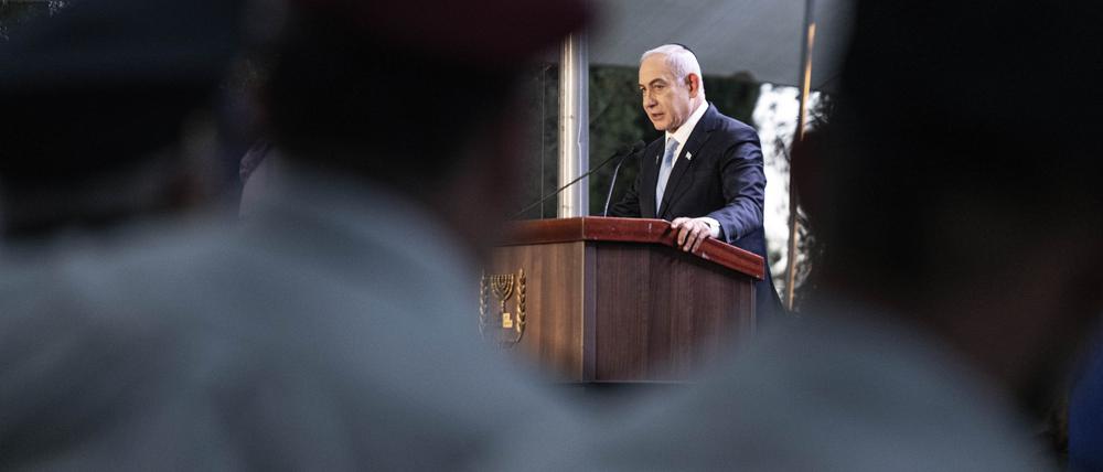 Der israelische Ministerpräsident Benjamin Netanjahu spricht am staatlichen Denkmal für Ze’ev Jabotinsky auf dem Militärfriedhof Mount Herzl in Jerusalem zu Soldaten.