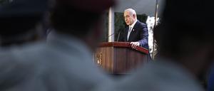 Der israelische Ministerpräsident Benjamin Netanjahu spricht am staatlichen Denkmal für Ze’ev Jabotinsky auf dem Militärfriedhof Mount Herzl in Jerusalem zu Soldaten.