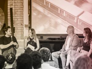Klaus Wowereit, Lea Streisand und Dimitrij Schaad bei „Eine Runde Berlin“ live zum 100. Geburtstag der Berliner S-Bahn.