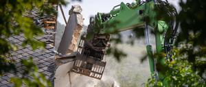 Weitere Entwicklung nach dem Einsturz eines Hotels im Mosel-Ort Kröv. Ein Langbagger beginnt am Giebel des eingestürzten Hotels mit den Abrissarbeiten. 