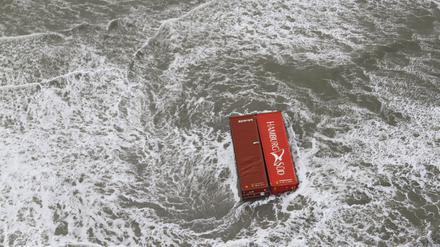 Container, die der Frachter „MSC Zoe“ verloren hat, schwimmen im niederländischen Wattenmeer.  Noch heute wird nach der teils giftigen Fracht gesucht. 