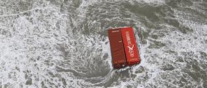 Container, die der Frachter „MSC Zoe“ verloren hat, schwimmen im niederländischen Wattenmeer.  Noch heute wird nach der teils giftigen Fracht gesucht. 