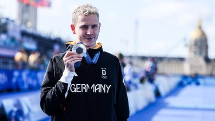 Oliver Klemet freut sich über seine Silbermedaille.