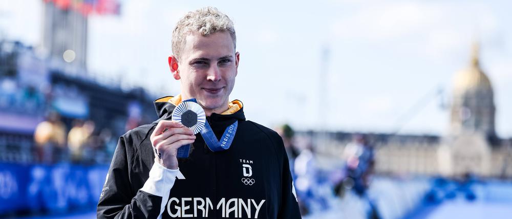 Oliver Klemet freut sich über seine Silbermedaille.
