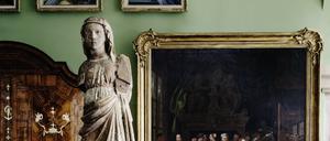 Im Kunsthandel Wenzel treffen historische Möbel auf eine gotische Madonna und flämische Gemälde.