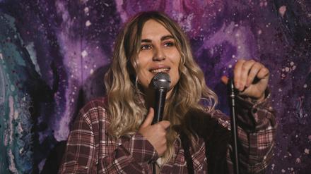 Die ukrainische Stand-up-Performerin Daria Lahutina bei einem Auftritt in der Bar Space Meduza, die ein Treffpunkt für ihre Landsleute ist.