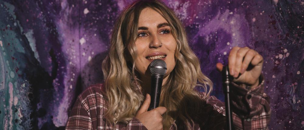 Die ukrainische Stand-up-Performerin Daria Lahutina bei einem Auftritt in der Bar Space Meduza, die ein Treffpunkt für ihre Landsleute ist.