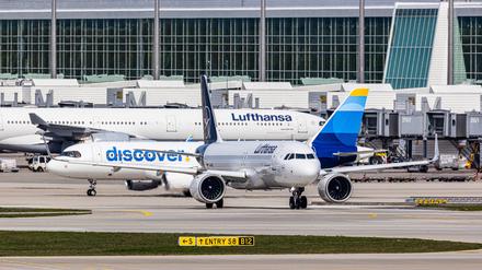 Air traffic Munich, Germany, 6th Apr 2024: An Airbus A320-271N from Lufthansa, registration D-AINU, and behind it an Airbus A320-214 from Discover Airlines, registration D-AIUW taxi to the runway at Munich Airport. Photo by Andreas Haas/dieBildmanufaktur *** Air traffic Munich, Germany, 6th Apr 2024 An Airbus A320 271N from Lufthansa, registration D AINU, and behind it an Airbus A320 214 from Discover Airlines, registration D AIUW cab to the runway at Munich Airport Photo by Andreas Haas dieBildmanufaktur
