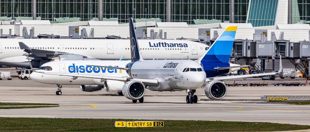 Air traffic Munich, Germany, 6th Apr 2024: An Airbus A320-271N from Lufthansa, registration D-AINU, and behind it an Airbus A320-214 from Discover Airlines, registration D-AIUW taxi to the runway at Munich Airport. Photo by Andreas Haas/dieBildmanufaktur *** Air traffic Munich, Germany, 6th Apr 2024 An Airbus A320 271N from Lufthansa, registration D AINU, and behind it an Airbus A320 214 from Discover Airlines, registration D AIUW cab to the runway at Munich Airport Photo by Andreas Haas dieBildmanufaktur