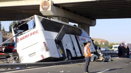 Der Busunfall ereignet sich auf einer Autobahn in der Nähe der Stadt Polatli, etwa 80 Kilometer von der türkischen Hauptstadt Ankara entfernt.