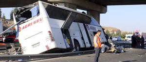 Der Busunfall ereignet sich auf einer Autobahn in der Nähe der Stadt Polatli, etwa 80 Kilometer von der türkischen Hauptstadt Ankara entfernt.
