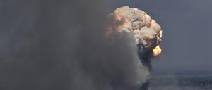 Eine Rauchwolke steigt über einem Munitionsdepot auf der Krim auf. 