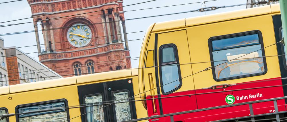 Berliner S-Bahn am Alexanderplatz