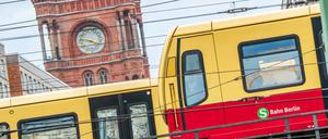 Berliner S-Bahn am Alexanderplatz