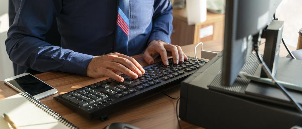 Ob mit oder ohne Schlips: In der Bundesverwaltung arbeiten immer mehr Beamte.