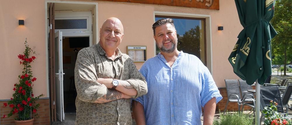 Andreas Gandzior und Marko Tobjinski haben die alte Charlottenburger Kneipe "Zum Dorfkrug" übernommen.
