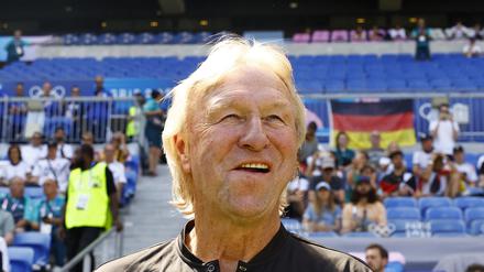 Horst Hrubesch geht mit einem Lächeln auf den Lippen.